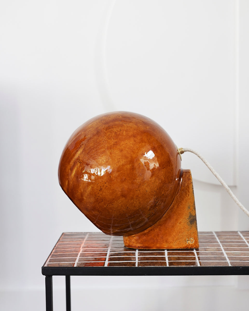 Proposée en exclusivité pour Caroline Andréoni La Maison, cette boule lumineuse créée à la main par Atelier HD est à placer à même le sol ou sur un meuble, selon vos désirs. Elle diffuse une lumière douce et chaleureuse. Faisant partie de la collection Floches, ses deux positions permettent d'éclairer de deux manières différentes, d'en bas ou d'en haut, créant un point lumineux original et une ambiance cosy.