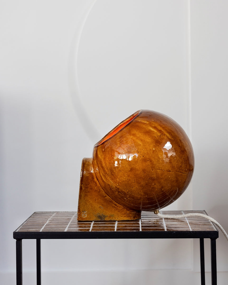 Proposée en exclusivité pour Caroline Andréoni La Maison, cette boule lumineuse créée à la main par Atelier HD est à placer à même le sol ou sur un meuble, selon vos désirs. Elle diffuse une lumière douce et chaleureuse. Faisant partie de la collection Floches, ses deux positions permettent d'éclairer de deux manières différentes, d'en bas ou d'en haut, créant un point lumineux original et une ambiance cosy.