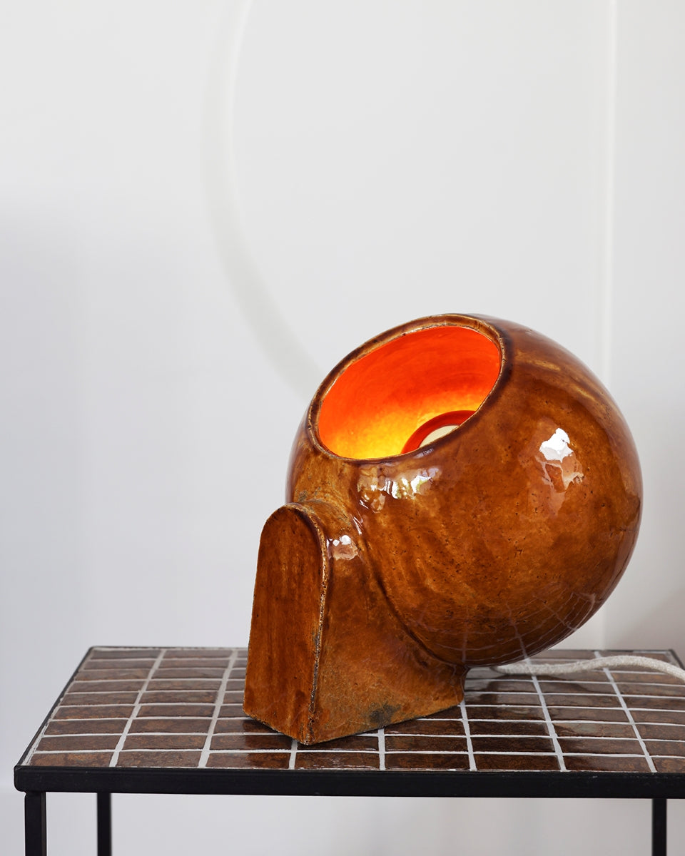 Proposée en exclusivité pour Caroline Andréoni La Maison, cette boule lumineuse créée à la main par Atelier HD est à placer à même le sol ou sur un meuble, selon vos désirs. Elle diffuse une lumière douce et chaleureuse. Faisant partie de la collection Floches, ses deux positions permettent d'éclairer de deux manières différentes, d'en bas ou d'en haut, créant un point lumineux original et une ambiance cosy.