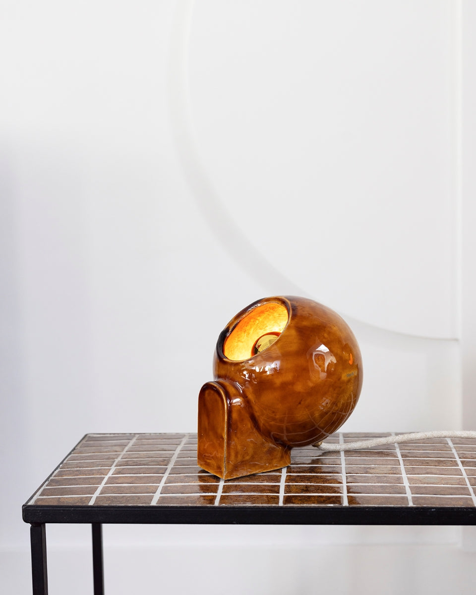 Proposée en exclusivité pour Caroline Andréoni La Maison, cette boule lumineuse créée à la main par Atelier HD est à placer à même le sol ou sur un meuble, selon vos désirs. Elle diffuse une lumière douce et chaleureuse. Faisant partie de la collection Floches , ses deux positions permettent d'éclairer de deux manières différentes, d'en bas ou d'en haut, créant un point lumineux original et une ambiance cosy.