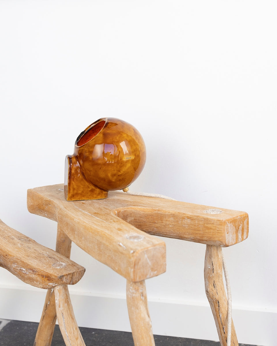 Proposée en exclusivité pour Caroline Andréoni La Maison, cette boule lumineuse créée à la main par Atelier HD est à placer à même le sol ou sur un meuble, selon vos désirs. Elle diffuse une lumière douce et chaleureuse. Faisant partie de la collection Floches , ses deux positions permettent d'éclairer de deux manières différentes, d'en bas ou d'en haut, créant un point lumineux original et une ambiance cosy.