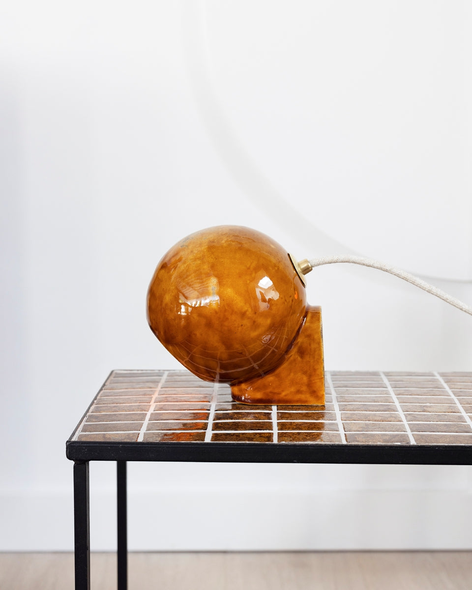 Proposée en exclusivité pour Caroline Andréoni La Maison, cette boule lumineuse créée à la main par Atelier HD est à placer à même le sol ou sur un meuble, selon vos désirs. Elle diffuse une lumière douce et chaleureuse. Faisant partie de la collection Floches , ses deux positions permettent d'éclairer de deux manières différentes, d'en bas ou d'en haut, créant un point lumineux original et une ambiance cosy.