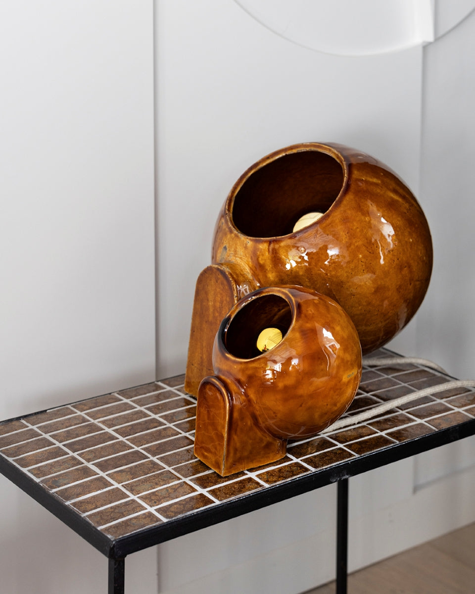 Proposée en exclusivité pour Caroline Andréoni La Maison, cette boule lumineuse créée à la main par Atelier HD est à placer à même le sol ou sur un meuble, selon vos désirs. Elle diffuse une lumière douce et chaleureuse. Faisant partie de la collection Floches, ses deux positions permettent d'éclairer de deux manières différentes, d'en bas ou d'en haut, créant un point lumineux original et une ambiance cosy.