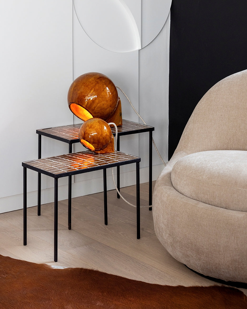 Proposée en exclusivité pour Caroline Andréoni La Maison, cette boule lumineuse créée à la main par Atelier HD est à placer à même le sol ou sur un meuble, selon vos désirs. Elle diffuse une lumière douce et chaleureuse. Faisant partie de la collection Floches, ses deux positions permettent d'éclairer de deux manières différentes, d'en bas ou d'en haut, créant un point lumineux original et une ambiance cosy.