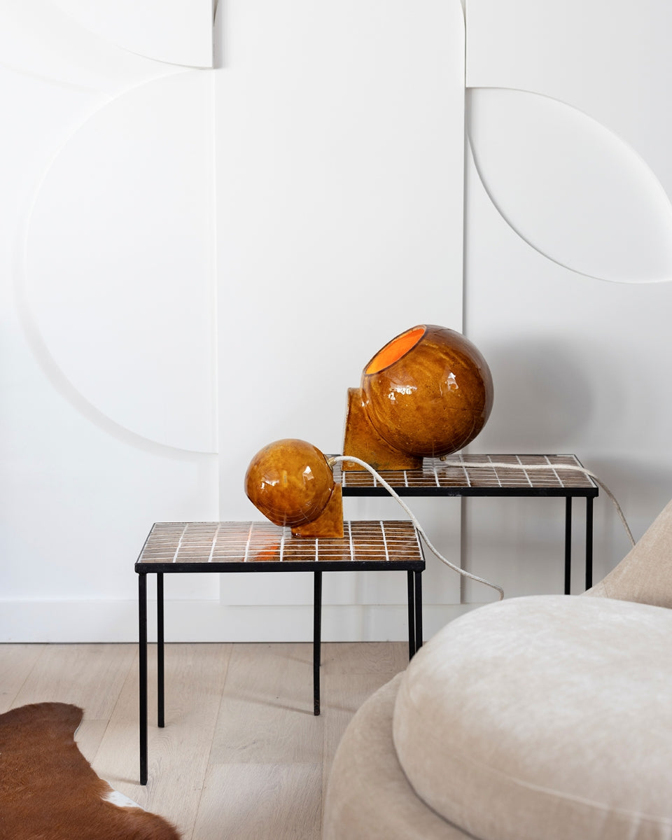 Proposée en exclusivité pour Caroline Andréoni La Maison, cette boule lumineuse créée à la main par Atelier HD est à placer à même le sol ou sur un meuble, selon vos désirs. Elle diffuse une lumière douce et chaleureuse. Faisant partie de la collection Floches, ses deux positions permettent d'éclairer de deux manières différentes, d'en bas ou d'en haut, créant un point lumineux original et une ambiance cosy.