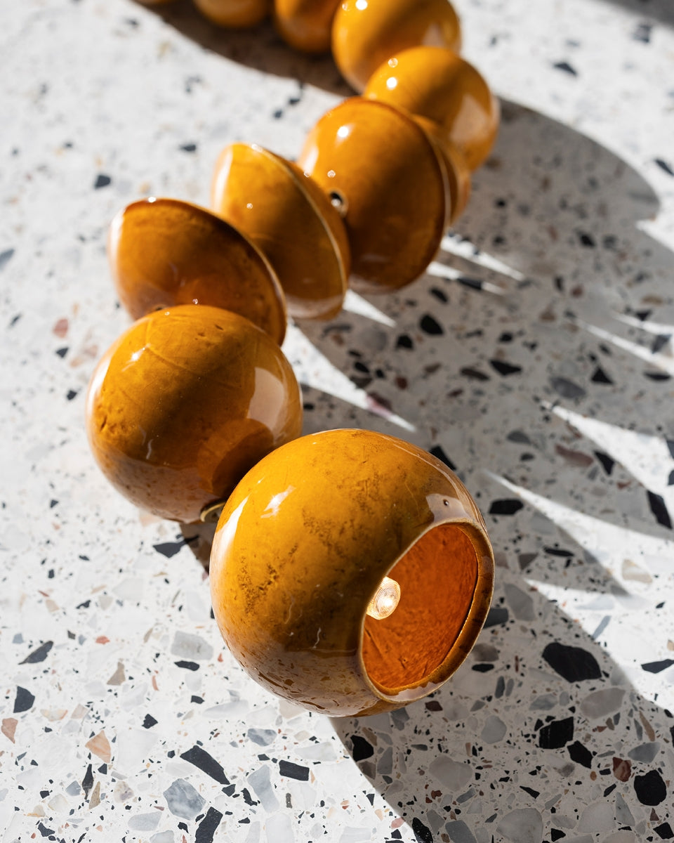 Audacieuse et originale, le bijou de sol lumineux Lora en céramique se pose au sol avec une élégance surprenante. Conçue comme une œuvre d'art à part entière en exclusivité pour Caroline Andréoni La Maison, elle offre un contraste saisissant entre la fonctionnalité de l'éclairage directionnel et la beauté de sa forme. Parfaite pour transformer une pièce de pièce en installation artistique, elle crée une ambiance intimiste et raffinée.