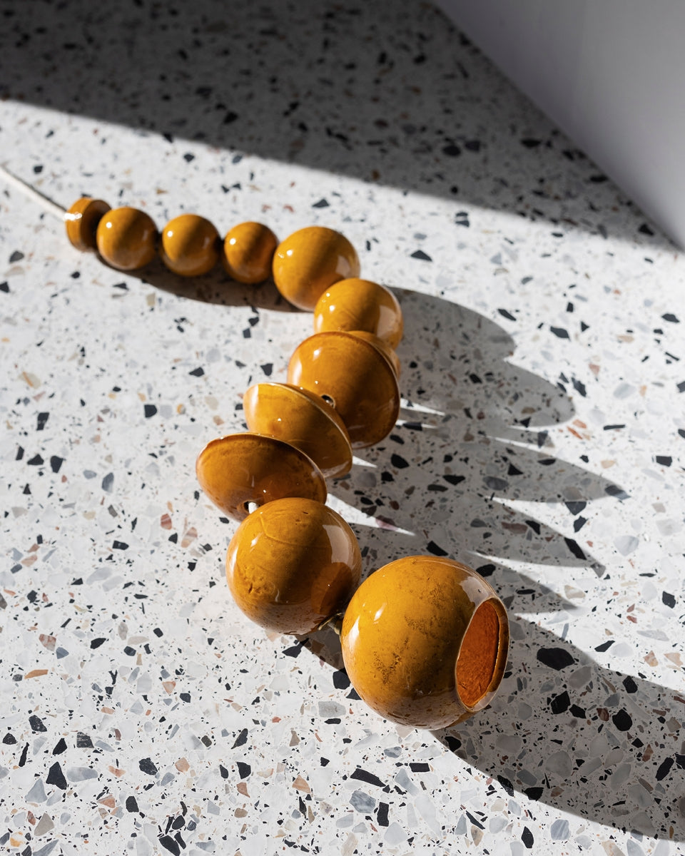 Audacieuse et originale, le bijou de sol lumineux Lora en céramique se pose au sol avec une élégance surprenante. Conçue comme une œuvre d'art à part entière en exclusivité pour Caroline Andréoni La Maison, elle offre un contraste saisissant entre la fonctionnalité de l'éclairage directionnel et la beauté de sa forme. Parfaite pour transformer une pièce de pièce en installation artistique, elle crée une ambiance intimiste et raffinée.