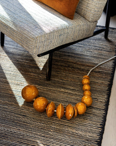 Audacieuse et originale, le bijou de sol lumineux Lora en céramique se pose au sol avec une élégance surprenante. Conçue comme une œuvre d'art à part entière en exclusivité pour Caroline Andréoni La Maison, elle offre un contraste saisissant entre la fonctionnalité de l'éclairage directionnel et la beauté de sa forme. Parfaite pour transformer une pièce de pièce en installation artistique, elle crée une ambiance intimiste et raffinée.