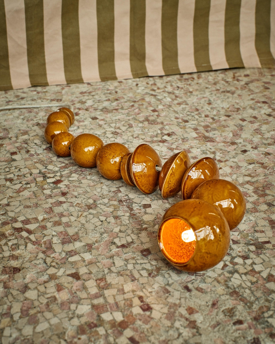 Audacieuse et originale, le bijou de sol lumineux Lora en céramique se pose au sol avec une élégance surprenante. Conçue comme une œuvre d'art à part entière en exclusivité pour Caroline Andréoni La Maison, elle offre un contraste saisissant entre la fonctionnalité de l'éclairage directionnel et la beauté de sa forme. Parfaite pour transformer une pièce de pièce en installation artistique, elle crée une ambiance intimiste et raffinée.