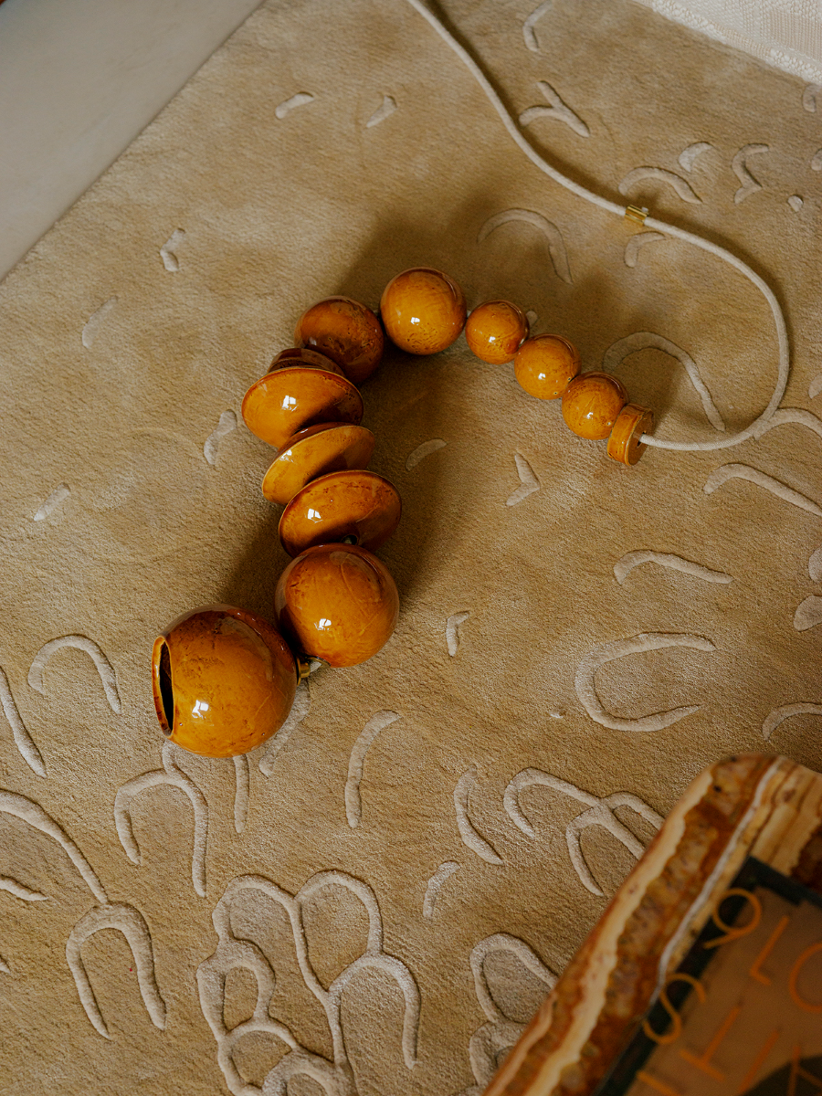 Audacieuse et originale, le bijou de sol lumineux Lora en céramique se pose au sol avec une élégance surprenante. Conçue comme une œuvre d'art à part entière en exclusivité pour Caroline Andréoni La Maison, elle offre un contraste saisissant entre la fonctionnalité de l'éclairage directionnel et la beauté de sa forme. Parfaite pour transformer une pièce de pièce en installation artistique, elle crée une ambiance intimiste et raffinée.