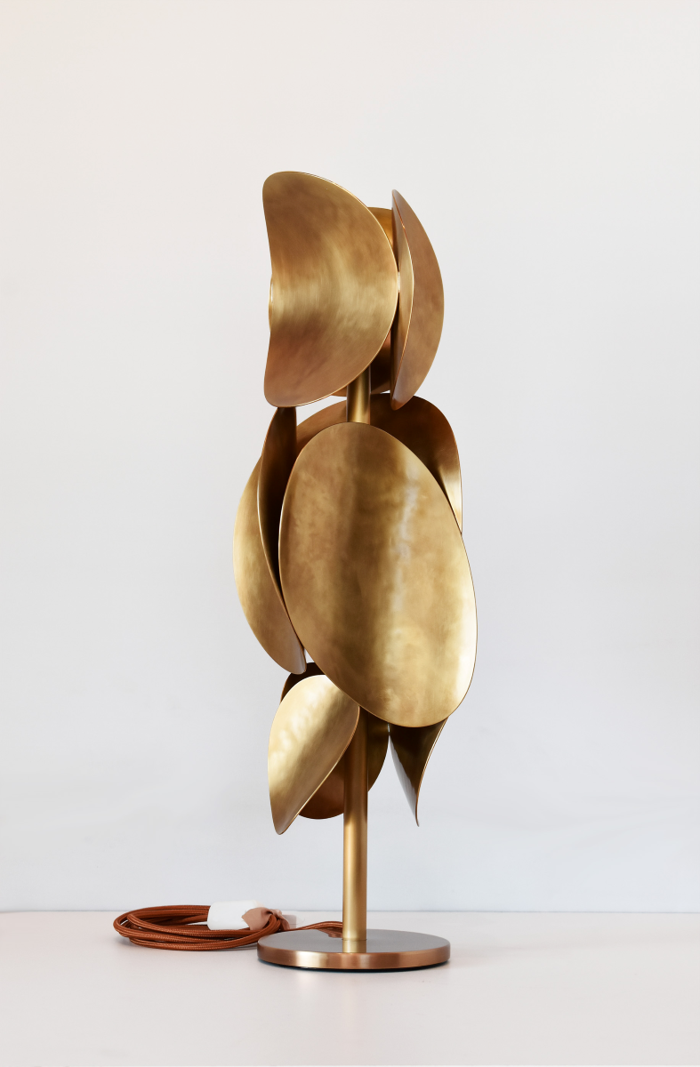 Le lien entre lumière et matière est au cœur de la démarche artistique de Laura Demichelis. Cette lampe, issu de la collection ECHO, est pensée pour jouer de reflets et d’éclats entre lumière émise et lumière reçue.

Elle présente différentes textures, surfaces mat et polies, répétitions de motifs et rythmes dans la matière, qui traduisent vibration et intensité lumineuse. Sa lumière chaleureuse et ses formes rondes apporteront douceur et préciosité à votre intérieur.