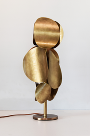 Le lien entre lumière et matière est au cœur de la démarche artistique de Laura Demichelis. Cette lampe, issu de la collection ECHO, est pensée pour jouer de reflets et d’éclats entre lumière émise et lumière reçue.

Elle présente différentes textures, surfaces mat et polies, répétitions de motifs et rythmes dans la matière, qui traduisent vibration et intensité lumineuse. Sa lumière chaleureuse et ses formes rondes apporteront douceur et préciosité à votre intérieur.