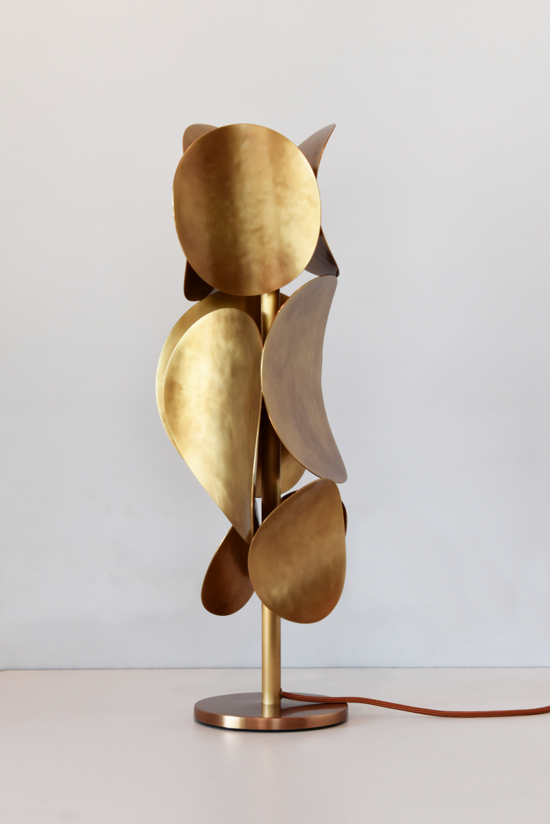 Le lien entre lumière et matière est au cœur de la démarche artistique de Laura Demichelis. Cette lampe, issu de la collection ECHO, est pensée pour jouer de reflets et d’éclats entre lumière émise et lumière reçue.

Elle présente différentes textures, surfaces mat et polies, répétitions de motifs et rythmes dans la matière, qui traduisent vibration et intensité lumineuse. Sa lumière chaleureuse et ses formes rondes apporteront douceur et préciosité à votre intérieur.