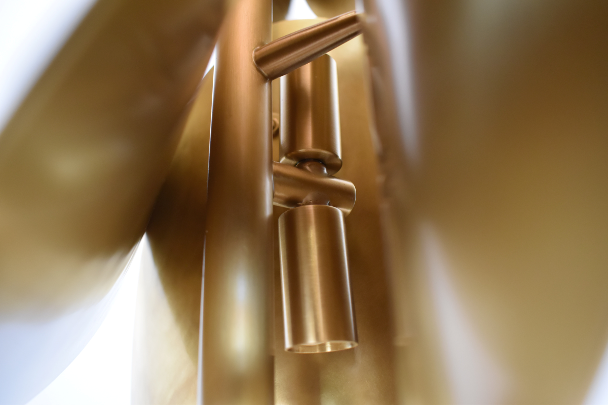 Le lien entre lumière et matière est au cœur de la démarche artistique de Laura Demichelis. Cette lampe, issu de la collection ECHO, est pensée pour jouer de reflets et d’éclats entre lumière émise et lumière reçue.

Elle présente différentes textures, surfaces mat et polies, répétitions de motifs et rythmes dans la matière, qui traduisent vibration et intensité lumineuse. Sa lumière chaleureuse et ses formes rondes apporteront douceur et préciosité à votre intérieur.