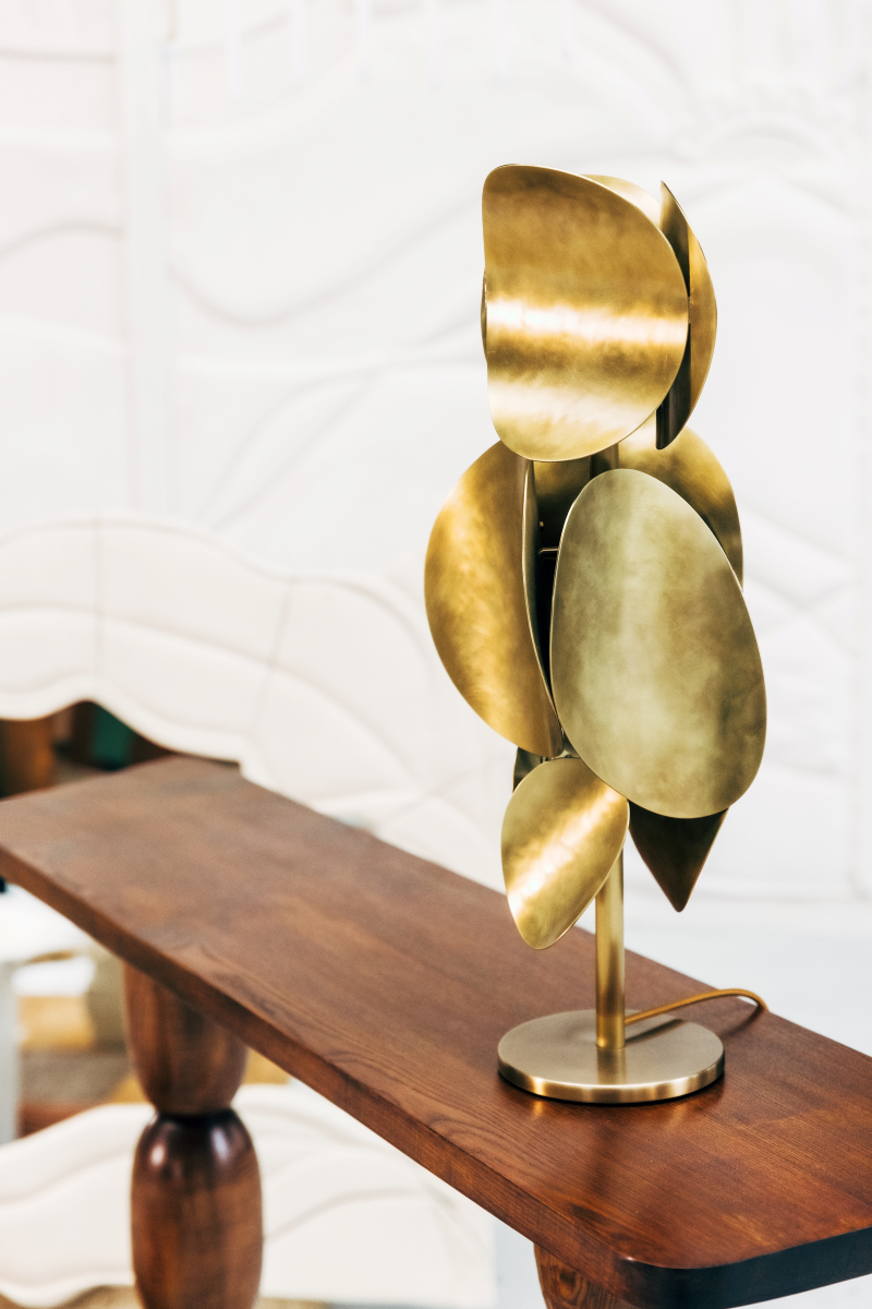 Le lien entre lumière et matière est au cœur de la démarche artistique de Laura Demichelis. Cette lampe, issu de la collection ECHO, est pensée pour jouer de reflets et d’éclats entre lumière émise et lumière reçue.

Elle présente différentes textures, surfaces mat et polies, répétitions de motifs et rythmes dans la matière, qui traduisent vibration et intensité lumineuse. Sa lumière chaleureuse et ses formes rondes apporteront douceur et préciosité à votre intérieur.