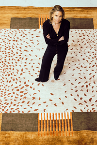 Pour concrétiser le tapis Amalgame, Maison LELEU a choisi une technique de nouage ancestrale, permettant de recréer l’illusion d’un tissage kilim tout en offrant une précision et une richesse de détail qu’un kilim traditionnel, plus rudimentaire, ne saurait atteindre. Ce procédé leur a permis d’unir l’apparente simplicité d’un tissé à la richesse tactile d’un velours coupé, pour donner naissance à une surface vibrante, presque vivante.