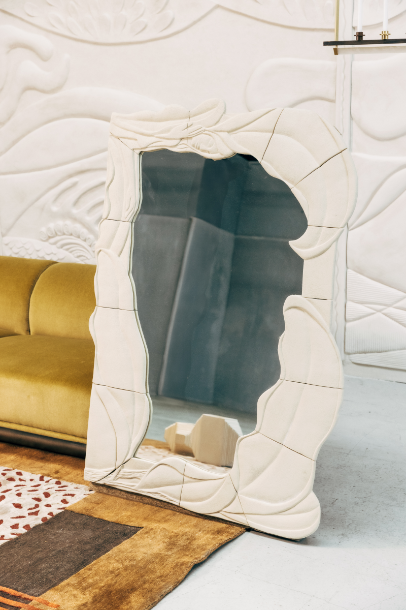 Pour imaginer le miroir Lagune, Thalia Dalecky s’est plongé dans une jungle enchantée où une nature généreuse et luxuriante offrirait ses fruits à manger et son eau à boire à qui la visite. Un paradis caché, réservé à la douceur, à l’amour et aux plaisirs. Un rêve.