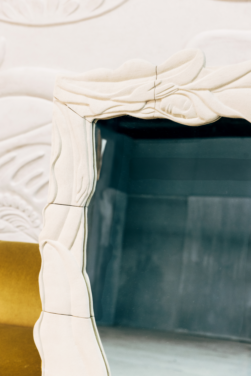 Pour imaginer le miroir Lagune, Thalia Dalecky s’est plongé dans une jungle enchantée où une nature généreuse et luxuriante offrirait ses fruits à manger et son eau à boire à qui la visite. Un paradis caché, réservé à la douceur, à l’amour et aux plaisirs. Un rêve.