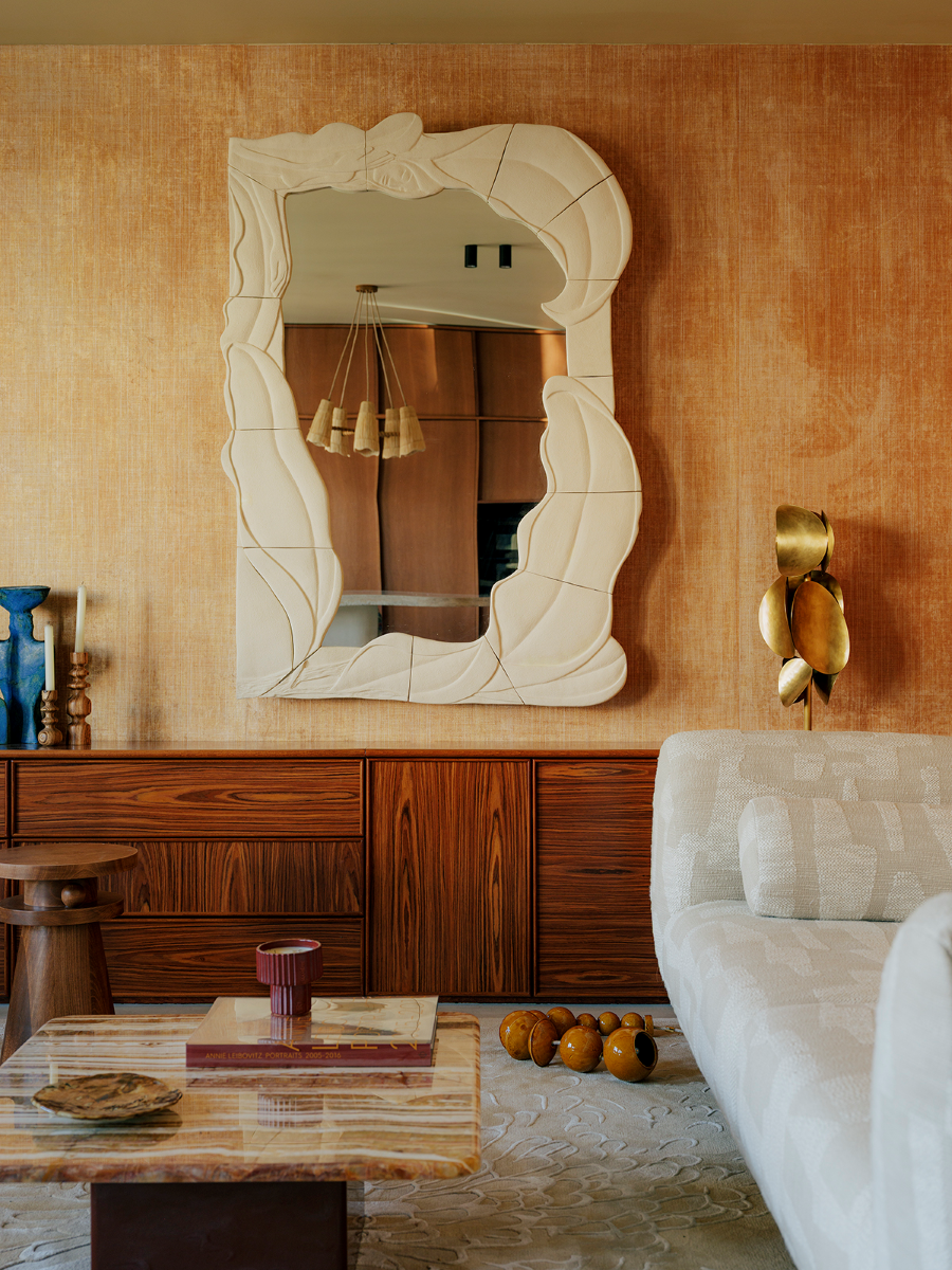 Pour imaginer le miroir Lagune, Thalia Dalecky s’est plongé dans une jungle enchantée où une nature généreuse et luxuriante offrirait ses fruits à manger et son eau à boire à qui la visite. Un paradis caché, réservé à la douceur, à l’amour et aux plaisirs. Un rêve.