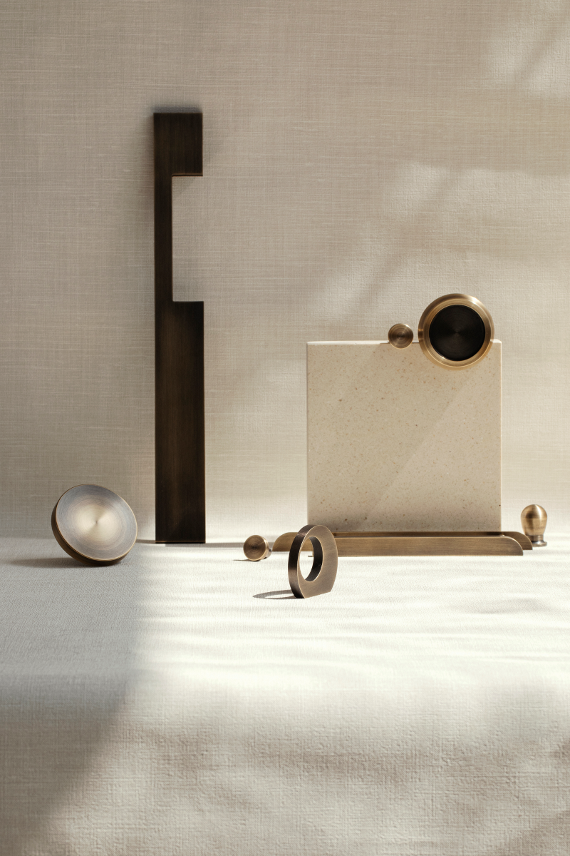 La poignée de meubles Catch appartient à la Modern Collection de chez PAP DECO.

Elle est une proposition pour les amateurs de design avec sa forme allongée en laiton. Grâce à sa longueur, elle s'harmonisera avec les portes et les façades d'armoires.

Disponible en deux tailles.