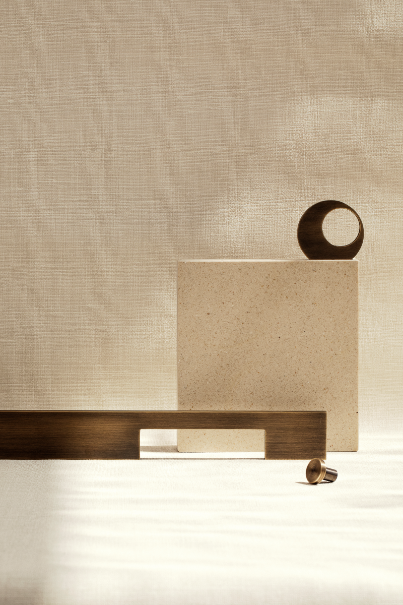 La poignée de meubles Catch appartient à la Modern Collection de chez PAP DECO.

Elle est une proposition pour les amateurs de design avec sa forme allongée en laiton. Grâce à sa longueur, elle s'harmonisera avec les portes et les façades d'armoires.

Disponible en deux tailles.