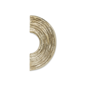 Cette poignée de meubles Rondo 0,5 appartient à la Art Collection de chez PAP DECO.

Sa forme singulière alliant aspects picturaux et sculpturaux dévoile tout son potentiel lorsqu'elle est intégrée à l'aménagement d'un salon ou d'une cuisine. Conçue en laiton, elle s'harmonise aussi bien avec des intérieurs modernes que classiques.

Disponible en deux tailles.