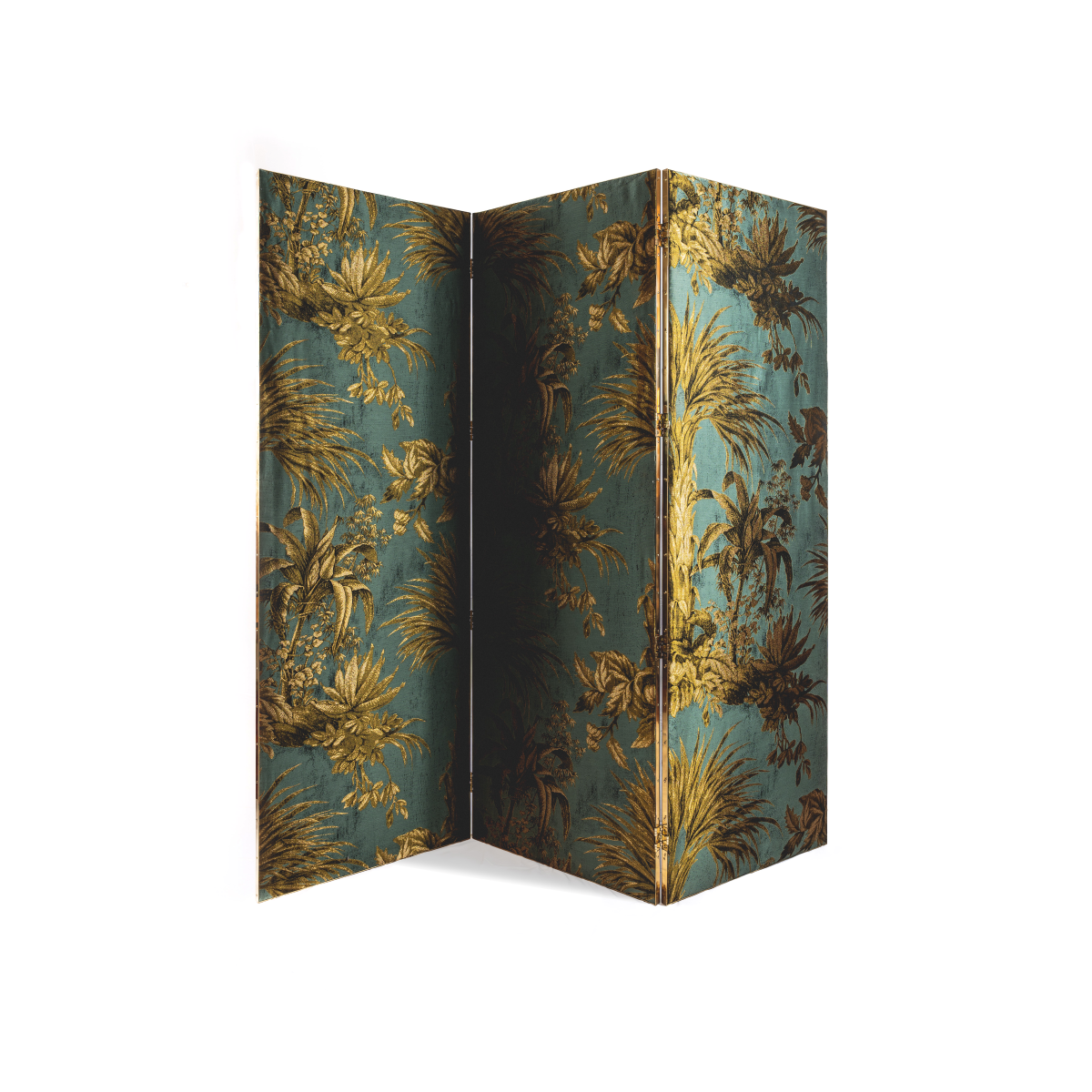 Apportez une touche d’élégance à votre intérieur avec ce paravent à trois feuilles, conçu en laiton massif poli aux reflets dorés. Habillé d’un tissu raffiné signé Pierre Frey, il allie savoir-faire artisanal et esthétisme contemporain. Parfait pour structurer un espace ou créer une ambiance feutrée, ce paravent incarne le luxe discret et la qualité des matériaux nobles.

Il est déclinable avec d’autres tissus sur demande. Veuillez nous contacter par mail pour un devis.