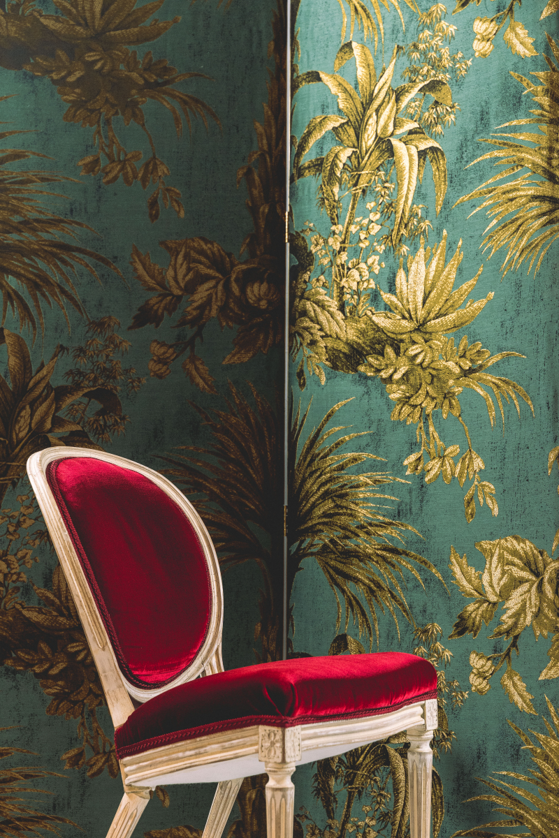 Apportez une touche d’élégance à votre intérieur avec ce paravent à trois feuilles, conçu en laiton massif poli aux reflets dorés. Habillé d’un tissu raffiné signé Pierre Frey, il allie savoir-faire artisanal et esthétisme contemporain. Parfait pour structurer un espace ou créer une ambiance feutrée, ce paravent incarne le luxe discret et la qualité des matériaux nobles.

Il est déclinable avec d’autres tissus sur demande. Veuillez nous contacter par mail pour un devis.