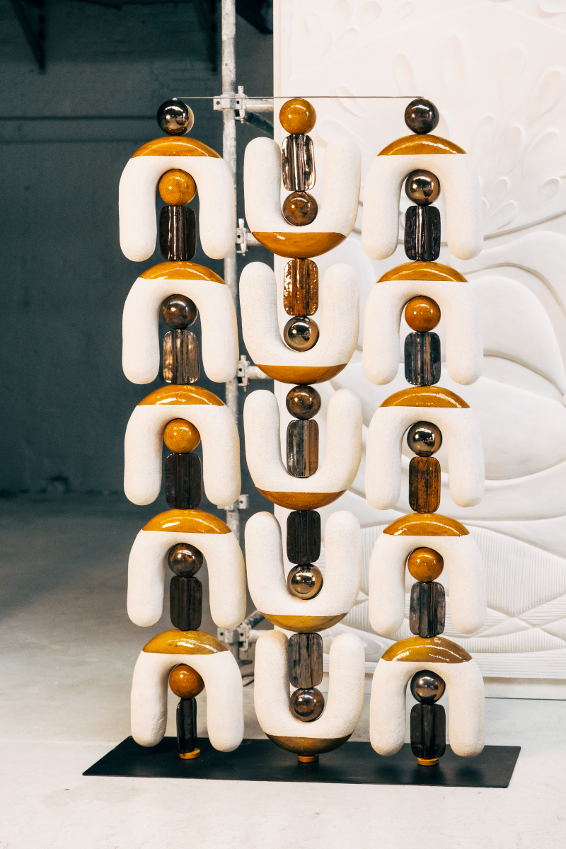 Ce paravent en céramique est né d’une envie de créer une séparation sculpturale qui soit à la fois fonctionnelle et expressive. Modulable, graphique, il structure l’espace tout en laissant passer la lumière.

Chaque élément a été pensé comme une forme simple et forte, presque humaine, qui évoque les totems ou des silhouettes stylisées. En les assemblant, une rythmique se crée, à la fois stable et vibrante.