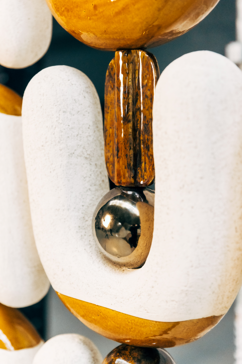 Ce paravent en céramique est né d’une envie de créer une séparation sculpturale qui soit à la fois fonctionnelle et expressive. Modulable, graphique, il structure l’espace tout en laissant passer la lumière.

Chaque élément a été pensé comme une forme simple et forte, presque humaine, qui évoque les totems ou des silhouettes stylisées. En les assemblant, une rythmique se crée, à la fois stable et vibrante.