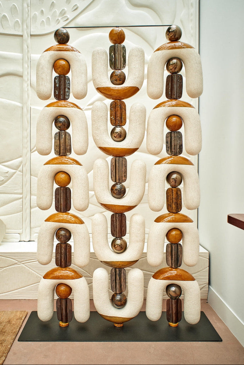 Ce paravent en céramique est né d’une envie de créer une séparation sculpturale qui soit à la fois fonctionnelle et expressive. Modulable, graphique, il structure l’espace tout en laissant passer la lumière.

Chaque élément a été pensé comme une forme simple et forte, presque humaine, qui évoque les totems ou des silhouettes stylisées. En les assemblant, une rythmique se crée, à la fois stable et vibrante.