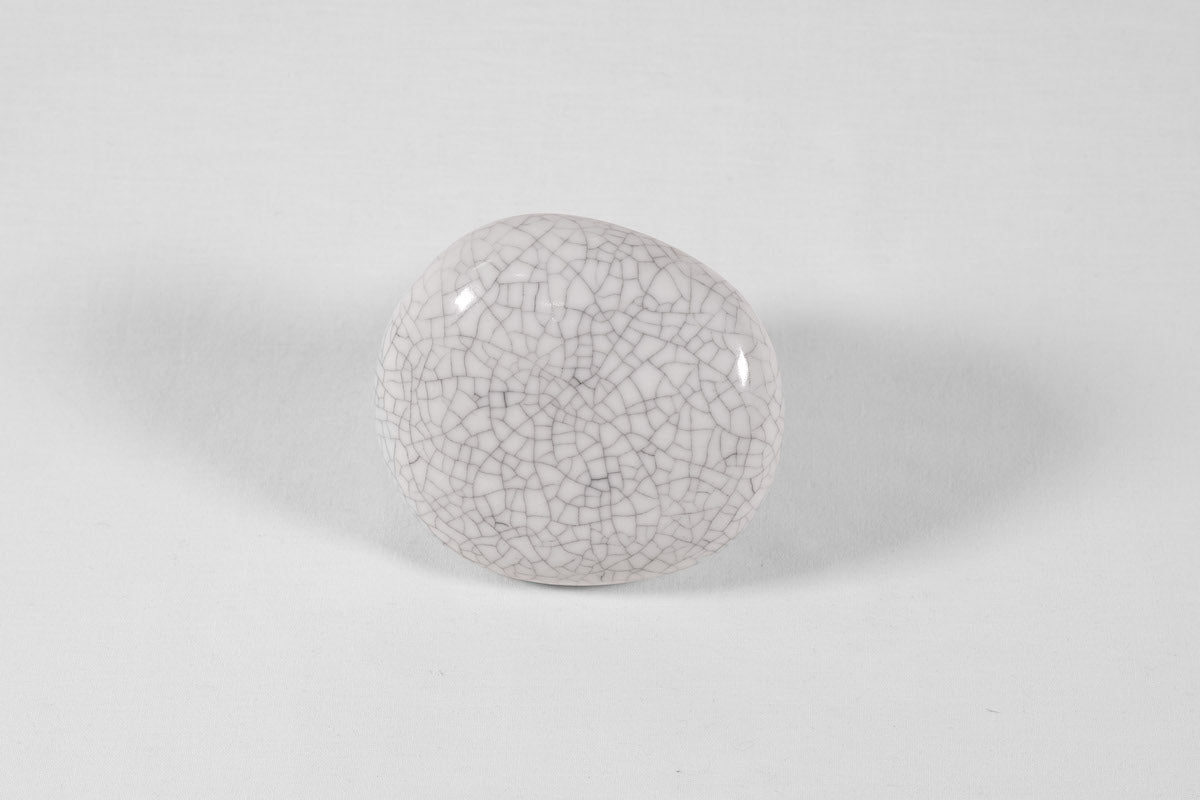 La patère Agate tire son nom de la pierre précieuse éponyme. Chaque patère possède sa propre personnalité, accentuée par les émaux cristallisés ou colorés qui s’harmonisent avec sa forme douce et organique, reflétant la diversité des teintes présentes dans les pierres d’Agate.  Son design intemporel et organique évoque la beauté et la simplicité des galets, tandis que sa délicate base est ornée d’une bague en laiton brossé.