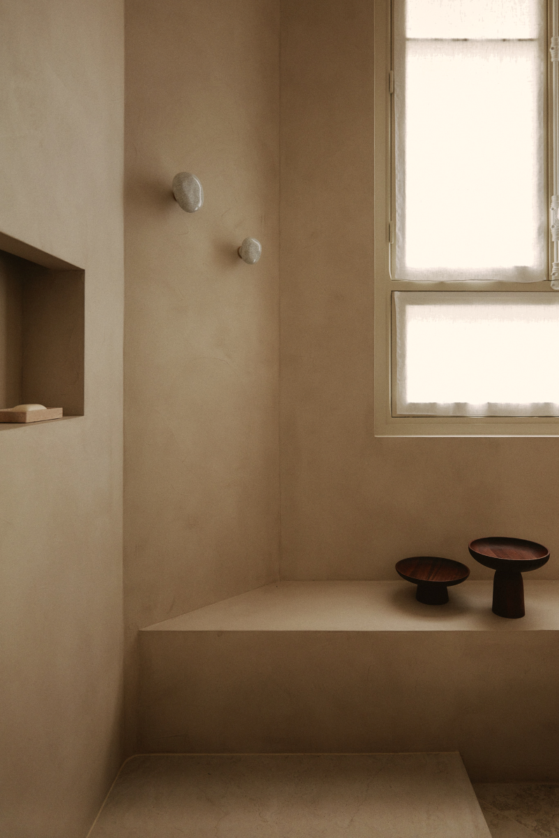 La patère Agate tire son nom de la pierre précieuse éponyme. Chaque patère possède sa propre personnalité, accentuée par les émaux cristallisés ou colorés qui s’harmonisent avec sa forme douce et organique, reflétant la diversité des teintes présentes dans les pierres d’Agate.  Son design intemporel et organique évoque la beauté et la simplicité des galets, tandis que sa délicate base est ornée d’une bague en laiton brossé.