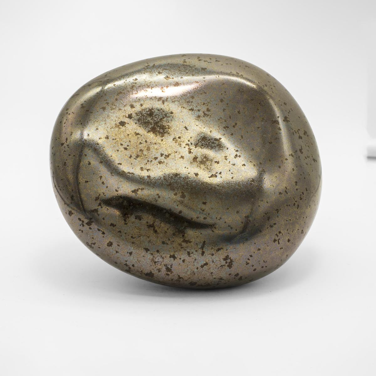 La patère Agate tire son nom de la pierre précieuse éponyme. Les Grecs et les Égyptiens l'utilisaient déjà dans la confection d'objets sacrés. Chaque patère possède sa propre personnalité, accentuée par les émaux cristallisés ou colorés qui s'harmonisent avec sa forme douce et organique, reflétant la diversité des teintes présentes dans les pierres d'Agate.

Son design intemporel et organique évoque la beauté et la simplicité des galets, tandis que sa délicate base est ornée d'une bague en laiton brossé.