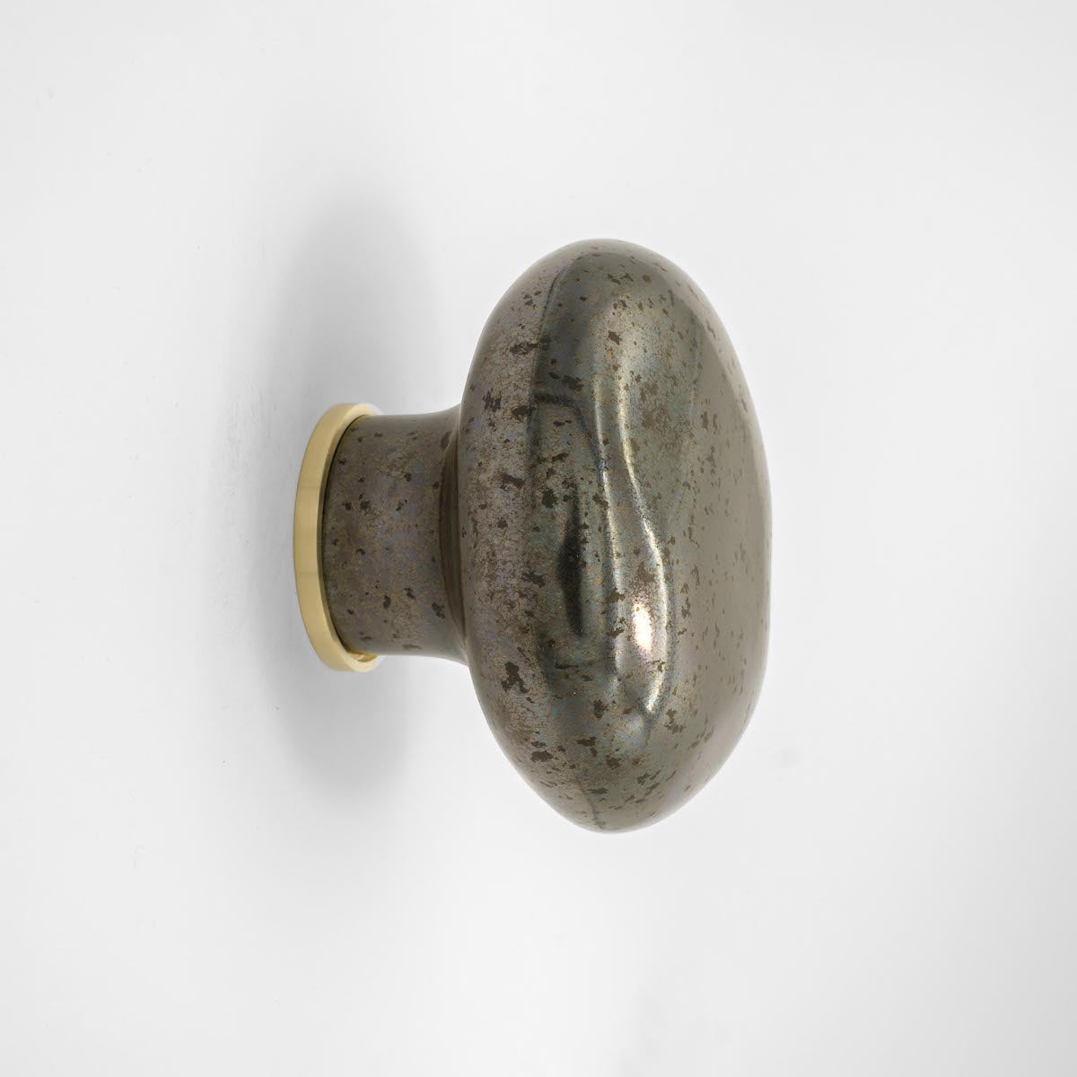 La patère Agate tire son nom de la pierre précieuse éponyme. Les Grecs et les Égyptiens l'utilisaient déjà dans la confection d'objets sacrés. Chaque patère possède sa propre personnalité, accentuée par les émaux cristallisés ou colorés qui s'harmonisent avec sa forme douce et organique, reflétant la diversité des teintes présentes dans les pierres d'Agate.

Son design intemporel et organique évoque la beauté et la simplicité des galets, tandis que sa délicate base est ornée d'une bague en laiton brossé.