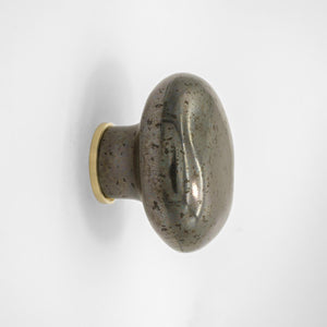 La patère Agate tire son nom de la pierre précieuse éponyme. Les Grecs et les Égyptiens l'utilisaient déjà dans la confection d'objets sacrés. Chaque patère possède sa propre personnalité, accentuée par les émaux cristallisés ou colorés qui s'harmonisent avec sa forme douce et organique, reflétant la diversité des teintes présentes dans les pierres d'Agate.

Son design intemporel et organique évoque la beauté et la simplicité des galets, tandis que sa délicate base est ornée d'une bague en laiton brossé.