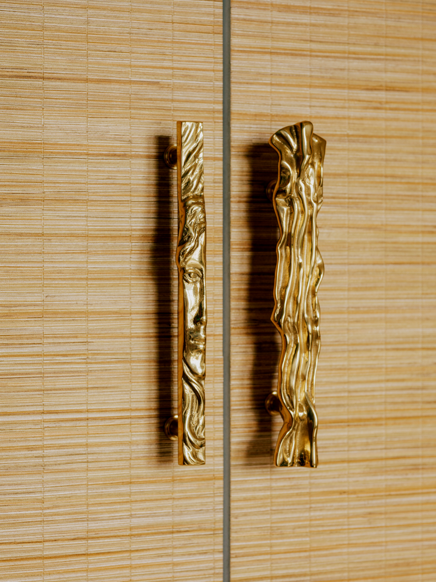 La poignée de meubles Tide en laiton est fabriquée à la main selon la technologie de moulage traditionnelle en Pologne, par des artisans expérimentés.  La forme irrégulière d'un ruban de soie à l'éclat subtil - c'est ainsi que l'on peut décrire en une phrase la poignée de meuble Tide en laiton.