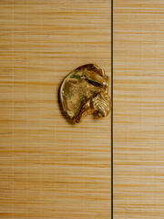 La poignée de meuble en laiton Fold s'inspire des matières plastiques que l'on peut former et déformer à volonté.  L'objet artistique a été sculpté à la main et fabriqué selon une technique de moulage traditionnelle. Sa forme abstraite est le résultat d'un travail réussi avec la matière, immortalisé dans le laiton.