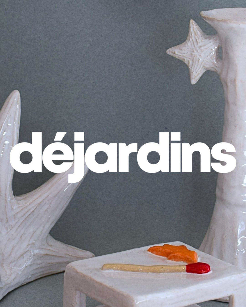 Le Grand Chandelier, issu de la collection Pierrot, évoque l’univers tendre et mélancolique du célèbre clown rêveur. Son modelage, tout en douceur, rend hommage à la nuit et à ses étoiles en s'inspirant de la célèbre comptine Au Clair de la Lune. Qu’il éclaire une table de chevet ou un coin de salon, Le Grand Chandelier incarne une poésie discrète. Façonné entièrement à la main, chaque bougeoir présente des irrégularités subtiles qui témoignent d'un geste instinctif.

Pièce unique, fabriquée à la main