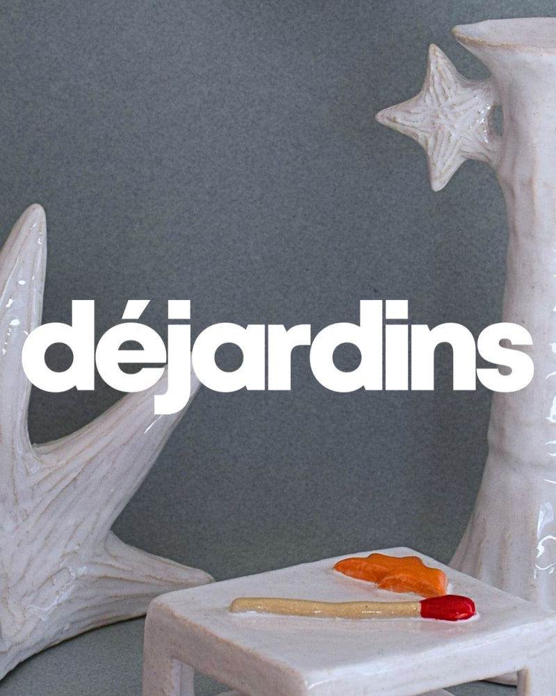 Le Grand Chandelier, issu de la collection Pierrot, évoque l’univers tendre et mélancolique du célèbre clown rêveur. Son modelage, tout en douceur, rend hommage à la nuit et à ses étoiles en s'inspirant de la célèbre comptine Au Clair de la Lune. Qu’il éclaire une table de chevet ou un coin de salon, Le Grand Chandelier incarne une poésie discrète. Façonné entièrement à la main, chaque bougeoir présente des irrégularités subtiles qui témoignent d'un geste instinctif.

Pièce unique, fabriquée à la main