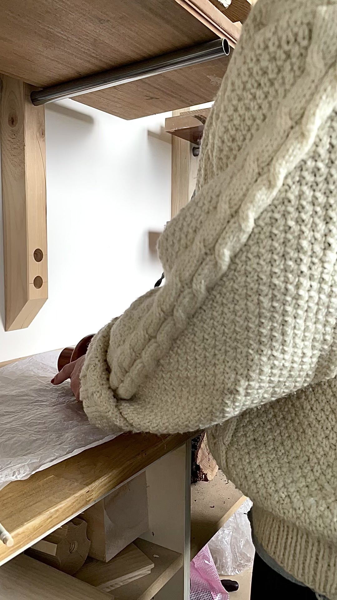 Charger la vidéo : Les lignes pures, tout en rondeurs de la lampe Gilou, inspirées par les styles architecturaux des années 70, mettent en valeur le veinage zébré et profond du Wengé.&nbsp; Sa finition à la cire d'abeille apporte un rendu satiné et soyeux qui permet de préserver l'aspect naturel et authentique du bois, tout en le sublimant. L'abat jour écru permet de mettre en valeur le pied de lampe et apporte une lumière douce et diffuse.