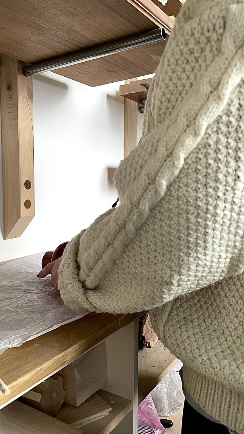 Les lignes pures, tout en rondeurs de la lampe Gilou, inspirées par les styles architecturaux des années 70, mettent en valeur le veinage zébré et profond du Wengé.&nbsp; Sa finition à la cire d'abeille apporte un rendu satiné et soyeux qui permet de préserver l'aspect naturel et authentique du bois, tout en le sublimant. L'abat jour écru permet de mettre en valeur le pied de lampe et apporte une lumière douce et diffuse.