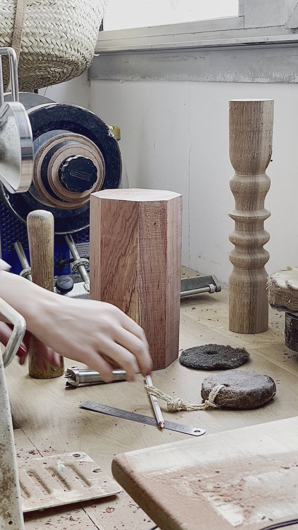 Telle une famille, la collection de bougeoirs Romie Objetti est un clin d'oeil aux diverses créations de l'équipe de Design française " L'Œuf centre d'étude s". Cet ensemble de totems aux largeurs, hauteurs et essences différentes, avec ou sans bougies habillent votre intérieur comme des sculptures. La finition à la cire d'abeille apporte un rendu satiné et soyeux qui permet de préserver l'aspect naturel et authentique du bois, tout en le sublimant.