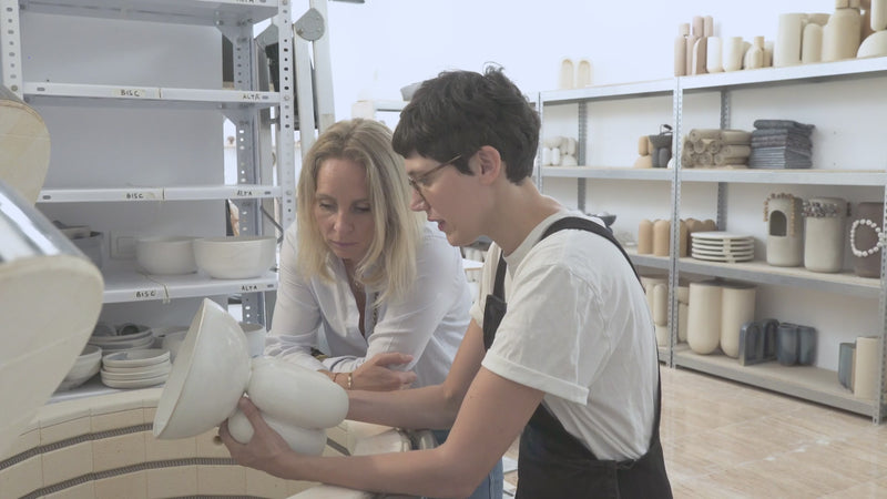 Lisa Allegra s'inspire de la forme arrondie d'une borne d'amarrage, la collection MOOR est aussi un clin d'œil à Henry MOORE, sculpteur de grands personnages se tenant souvent en équilibre dans l'espace.   Les pièces MOOR Lazuli allient un design pur et minimaliste à un émail aux nuances variées uniques. Cette association crée des objets à la fois fonctionnels et sculpturaux.