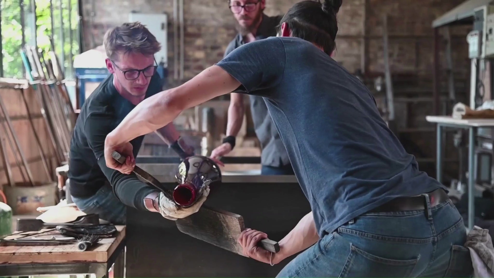 Vidéo des fabricants de l'Atelier Stokowski en train de souffler et et travailler le verre des lampes de la collection Safi. Lampe de type suspensions en verre soufflé par l'Atelier Stokowski. Cette collection Safi révèle la magie du verre et la splendeur des détails, illuminant l’espace d’une aura céleste.