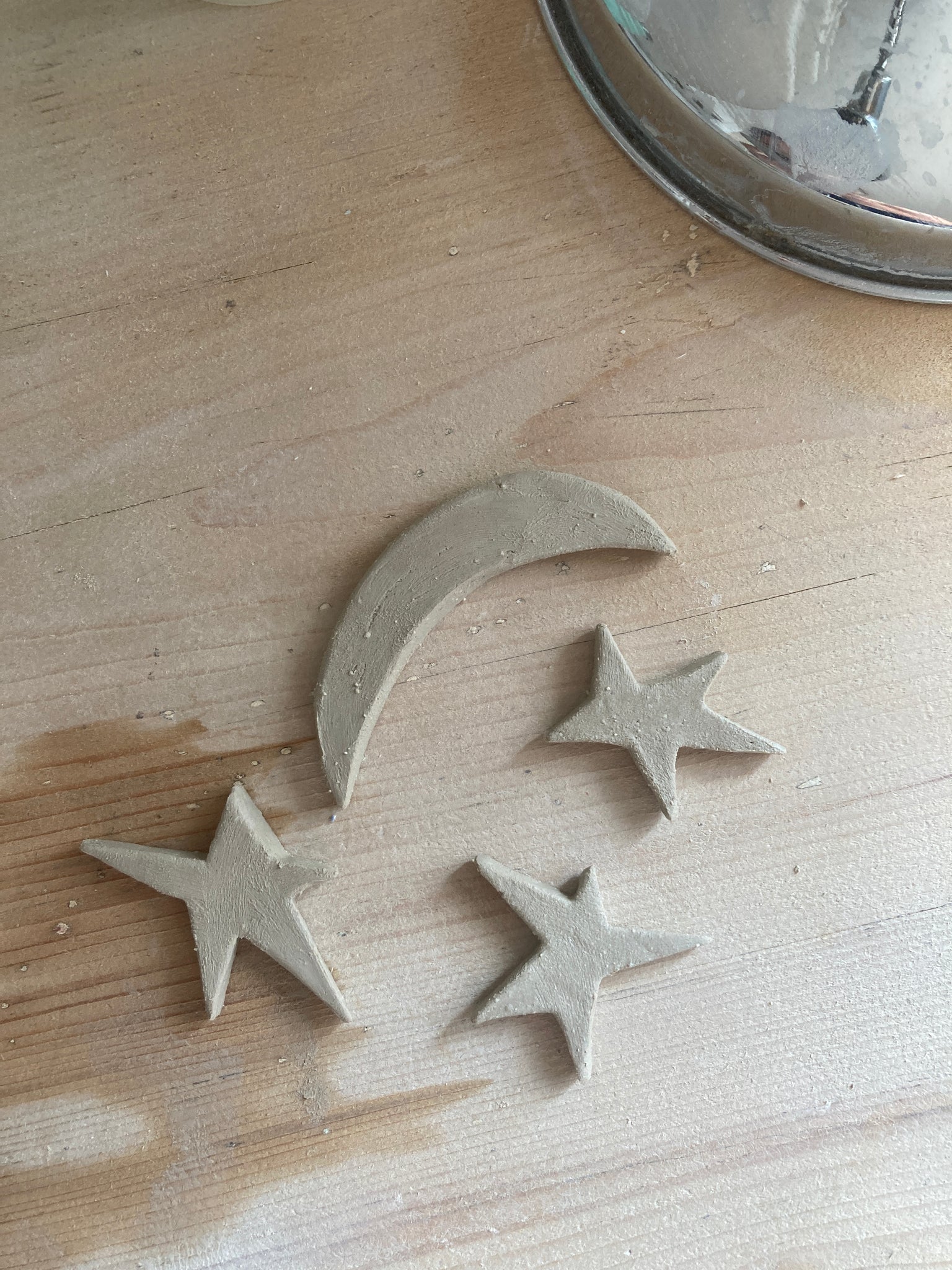 Le Chandelier Nuit, issu de la collection Pierrot, évoque l’univers tendre et mélancolique du célèbre clown rêveur. Son modelage, tout en douceur, rend hommage à la nuit et à ses étoiles en s'inspirant de la célèbre comptine Au Clair de la Lune. Qu’il éclaire une table de chevet ou un coin de salon, Le Chandelier Nuit incarne une poésie discrète. Façonné entièrement à la main, chaque bougeoir présente des irrégularités subtiles qui témoignent d'un geste instinctif.

Pièce unique, fabriquée à la main.