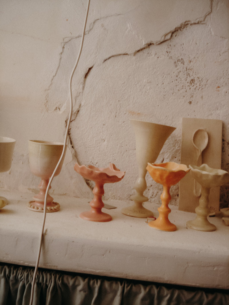 Cette coupelle sur pied, délicatement inspirée des formes de coquillage, fait partie de notre collection art de la table. Elle peut servir pour un dessert ou même comme écrin pour bijoux.

Chaque pièce est produite à la main et à la commande dans notre atelier marseillais, ce qui rend chacune singulière : de légères variations de taille, de forme ou de texture témoignent du travail artisanal.

Pour préserver sa beauté dans le temps, nous recommandons un lavage à la main.