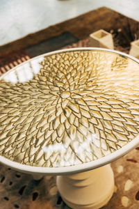 Élégance sculpturale et savoir-faire d’exception s’unissent dans la table d’appoint Bellezza, pièce unique née d’une collaboration entre Caroline Andréoni, Staff Espaces Volumes et Atelier Pictet. Présentée à l’occasion de la Biennale Révélations 2025, elle incarne l’art décoratif contemporain dans toute sa richesse.
