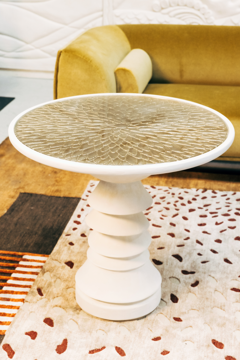 Élégance sculpturale et savoir-faire d’exception s’unissent dans la table d’appoint Bellezza, pièce unique née d’une collaboration entre Caroline Andréoni, Staff Espaces Volumes et Atelier Pictet. Présentée à l’occasion de la Biennale Révélations 2025, elle incarne l’art décoratif contemporain dans toute sa richesse.