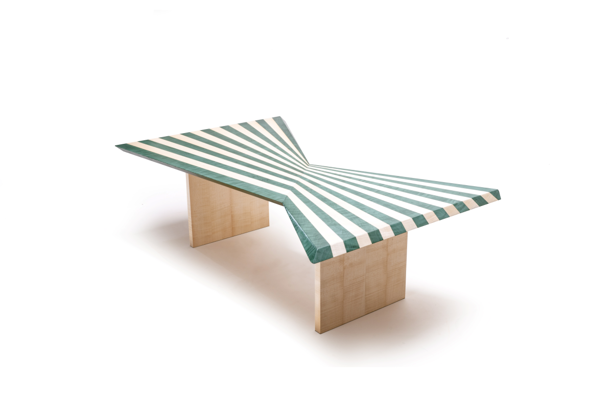 Graphique et épurée, la table OPTIQUE se démarque par le travail rigoureux de marqueterie en sycomore ondé naturel et en sycomore ondé teinté.

Elle peut être déclinée en différentes couleurs et tailles sur demande. Veuillez nous contacter par mail pour un devis.